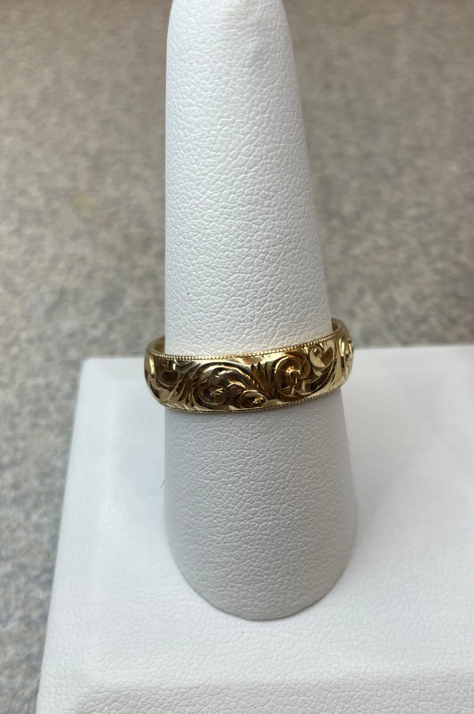 14kt Gold Decorativeg Band Size: 10